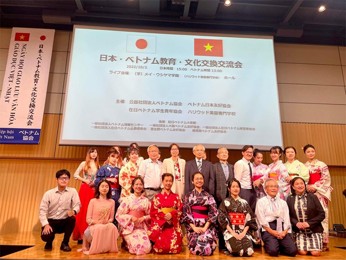 2022年10月 日本ベトナム教育・文化交流会の集合写真。前列・後列に分かれ、笑顔で並んでいる。